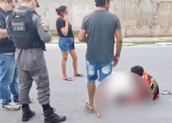 Jovem tem suposta overdose pilotando moto e morre em avenida de Manaus