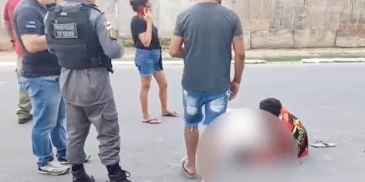 Jovem tem suposta overdose pilotando moto e morre em avenida de Manaus