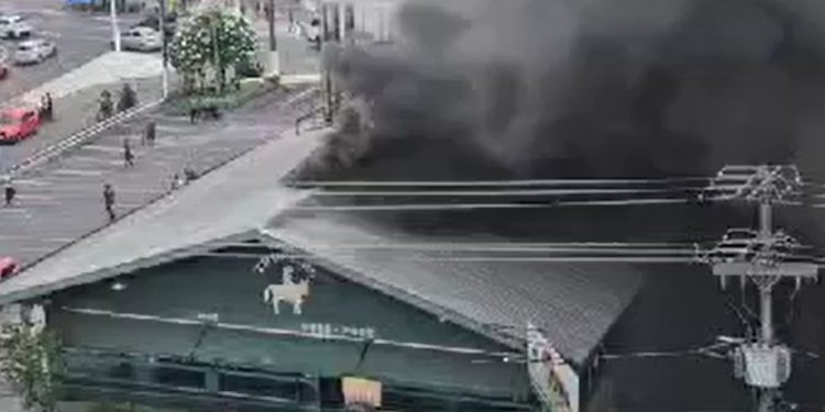 Vídeos: restaurante Tropeiro pega fogo em Manaus deixando clientes e funcionários em pânico