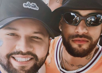 No cruzeiro de Neymar, cantor Uendel Pinheiro é tietado por ele: ‘Deixa o menino de Manaus cantar’