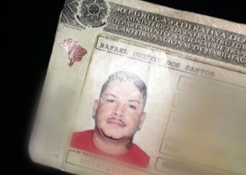 Vídeo: Sem capacete, motociclista bate a cabeça em sarjeta e morre em acidente em Manaus