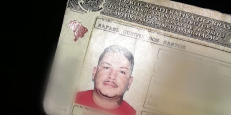Vídeo: Sem capacete, motociclista bate a cabeça em sarjeta e morre em acidente em Manaus