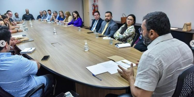 Wilson Lima consegue acordo com profissionais da Saúde: ‘serviços 100% normalizados’