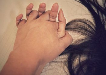 Mãe é acusada de deixar marido estuprar a filha dela e é presa