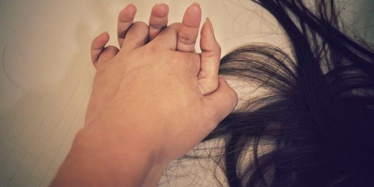 Mãe é acusada de deixar marido estuprar a filha dela e é presa