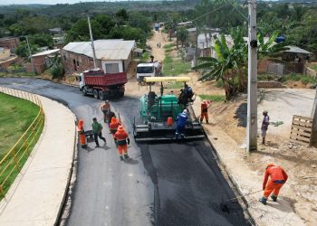 Comunidade indígena em Manaus recebe asfaltamento em principal via