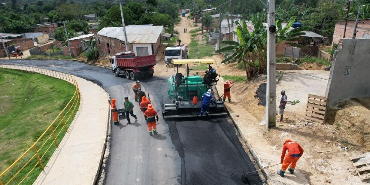 Comunidade indígena em Manaus recebe asfaltamento em principal via