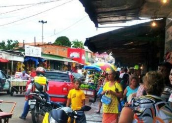 ASSISTA: Incêndio atinge box de feira em Manacapuru