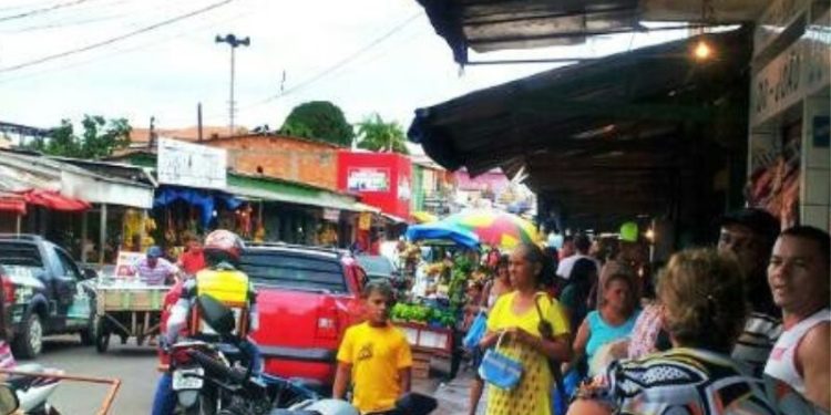 ASSISTA: Incêndio atinge box de feira em Manacapuru