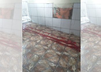 Jovem é morto a tiros em frente de uma casa na Compensa