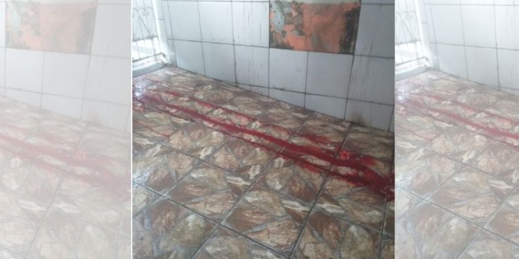 Jovem é morto a tiros em frente de uma casa na Compensa