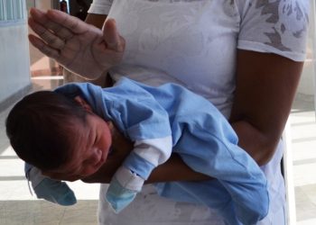 Policial rodoviário salva bebê engasgado