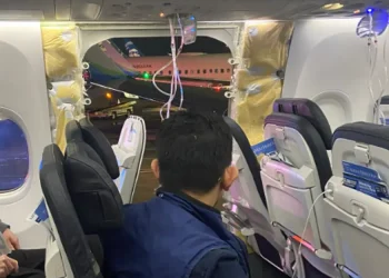 Aeronave faz pouso de emergência após porta se ejetar