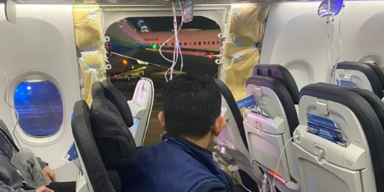 Aeronave faz pouso de emergência após porta se ejetar
