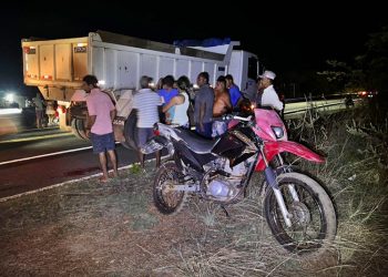 Criança morre após moto que ela estava ser atingida por caminhão