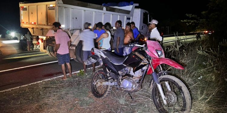 Criança morre após moto que ela estava ser atingida por caminhão