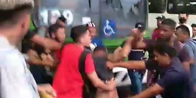 Sextou? Suspeito de roubo a ônibus no T2 leva ‘carinho’ da população