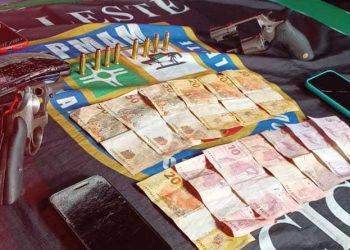 Dono de distribuidora e clientes são feitos refém no Coroado e dupla é presa pela PM