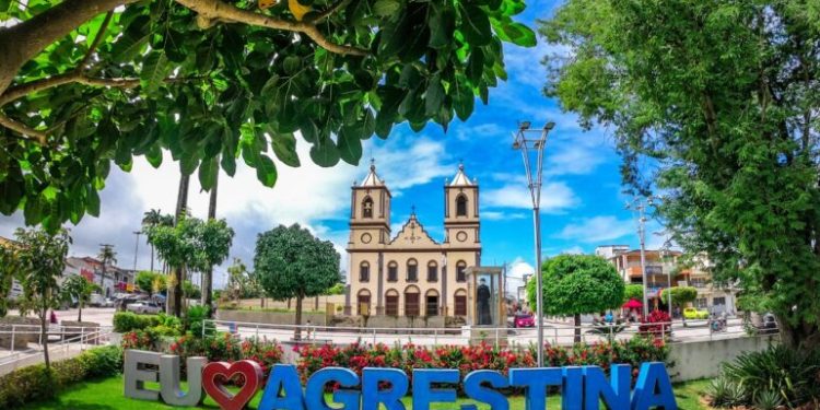 Idosa tem pedaço de madeira encr4v@do no rosto