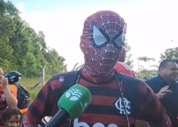 Torcedor do Flamengo vestido de Homem-aranha fica ‘boladão’ com chegada: ‘Té doido é? Tô esperando desde ontem’