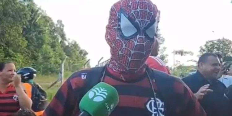 Torcedor do Flamengo vestido de Homem-aranha fica ‘boladão’ com chegada: ‘Té doido é? Tô esperando desde ontem’