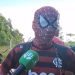 Torcedor do Flamengo vestido de Homem-aranha fica ‘boladão’ com chegada: ‘Té doido é? Tô esperando desde ontem’