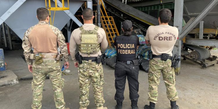 PF transforma em fumaça drogas apreendidas no AM