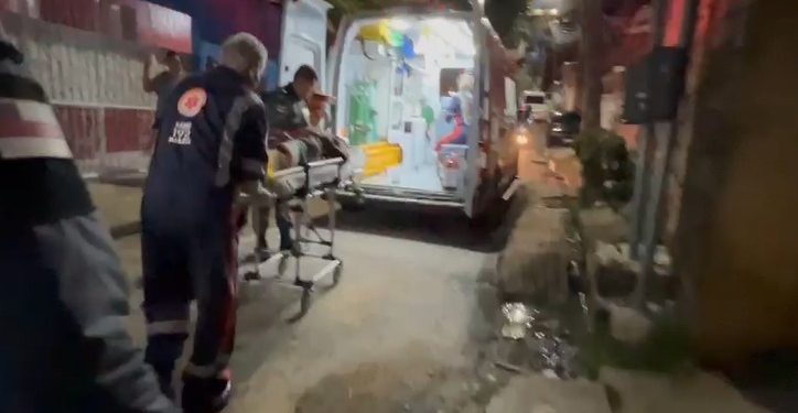 Jovem leva tiros na perna após trocar tiros com PMs