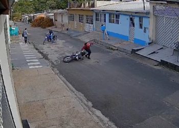 Tá nervoso? Dupla rouba celular de pedestre, pedem senha e cena constrangedora acontece. ASSISTA!