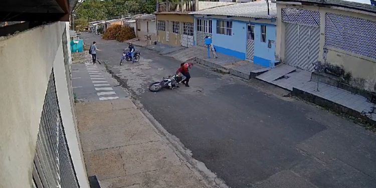 Tá nervoso? Dupla rouba celular de pedestre, pedem senha e cena constrangedora acontece. ASSISTA!