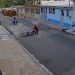Tá nervoso? Dupla rouba celular de pedestre, pedem senha e cena constrangedora acontece. ASSISTA!