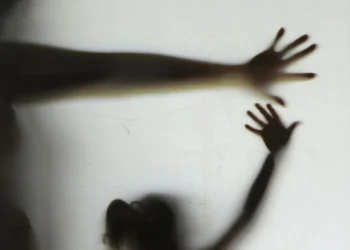 Criança de 12 anos fica grávida do próprio pai