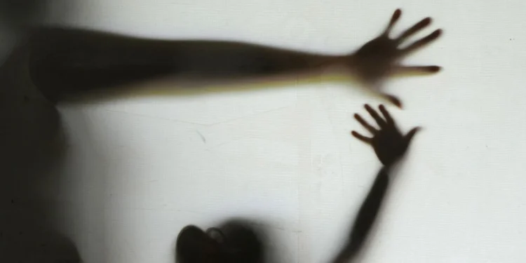 Criança de 12 anos fica grávida do próprio pai