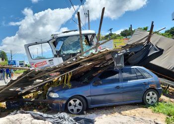 Avenida do Turismo é interditada após grave acidente entre carreta e caminhão