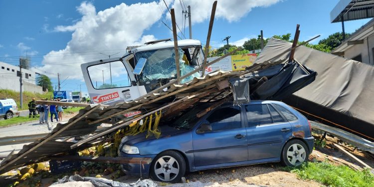Avenida do Turismo é interditada após grave acidente entre carreta e caminhão