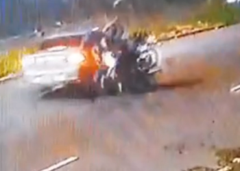 Vídeo: Motoqueiro se estabaca todo na contramão ao ser atingido por carro em Manaus