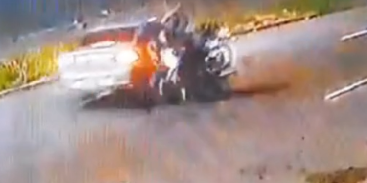 Vídeo: Motoqueiro se estabaca todo na contramão ao ser atingido por carro em Manaus