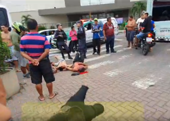 Vídeo: Trio tenta assalto, colide com poste e ainda é ‘moído’ pela população na Zona Leste de Manaus