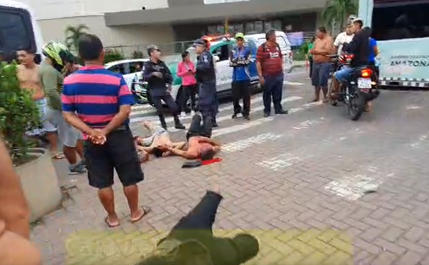 Vídeo: Trio tenta assalto, colide com poste e ainda é ‘moído’ pela população na Zona Leste de Manaus