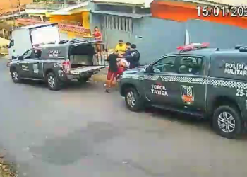 No Alvorada, câmera flagra polícia prendendo ladrão e ele levando soco de morador; veja