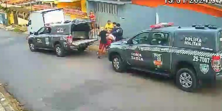 No Alvorada, câmera flagra polícia prendendo ladrão e ele levando soco de morador; veja