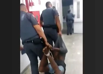 Homem amarrado com cordas por policiais pede indenização de R$ 1 milhão por t0rtur@