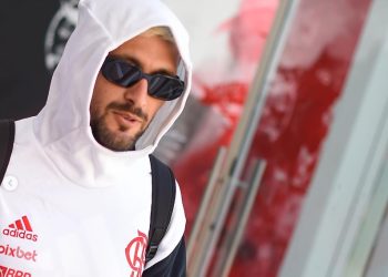 Arrascaeta embarca de casaco para o Amazonas e torcida brinca: ‘indo pra Manaus ou Rússia?’