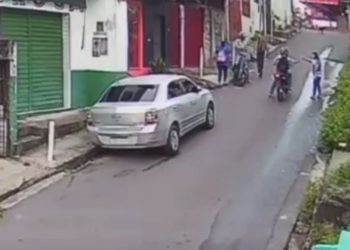 Vídeo mostra dupla cercando e assaltando um grupo de pessoas no bairro Japiim; veja