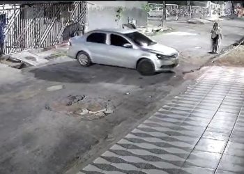 Vídeo: mulher é fechada por bandidos e assaltada no Parque Dez 