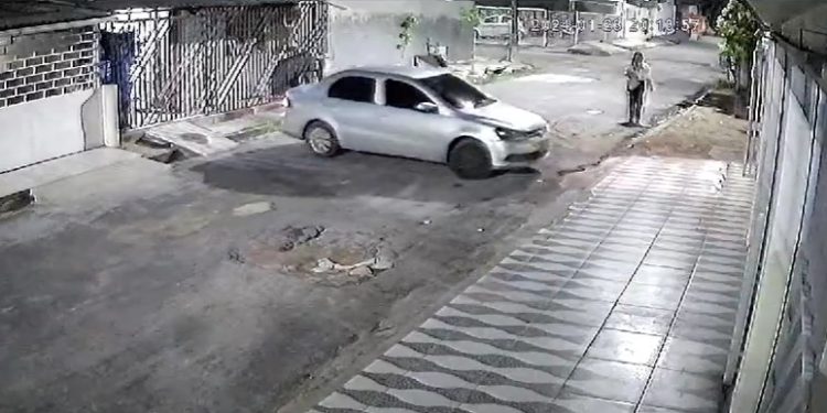 Vídeo: mulher é fechada por bandidos e assaltada no Parque Dez 