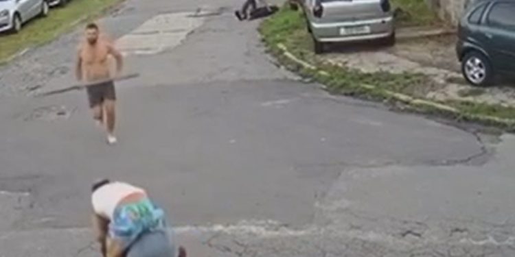 Vídeo: bandidos são surpreendidos por vítimas, apanham e acabam presos em assalto