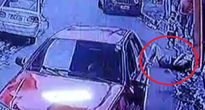 Vídeo: Carro atropela mulher que caminhava com menininho em rua na Zona Sul de Manaus