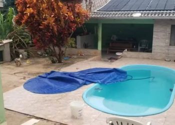 Tragédia: bebê afunda junto com lona da piscina e morre afogada em casa