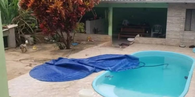 Tragédia: bebê afunda junto com lona da piscina e morre afogada em casa
